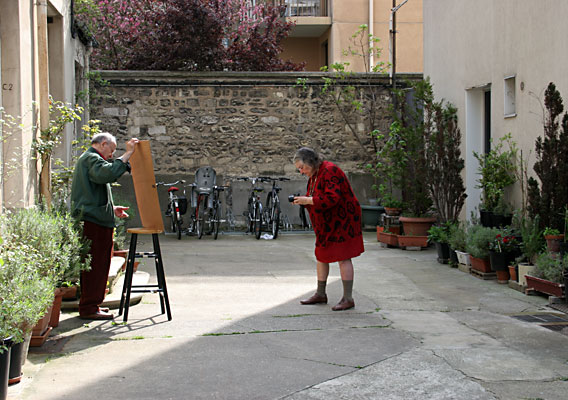 Avril 2007 : Cuchi White takes a photo of an artwork of Paolo Boni 