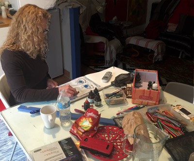 Shannon Reggaro malt im Atelier in Sète